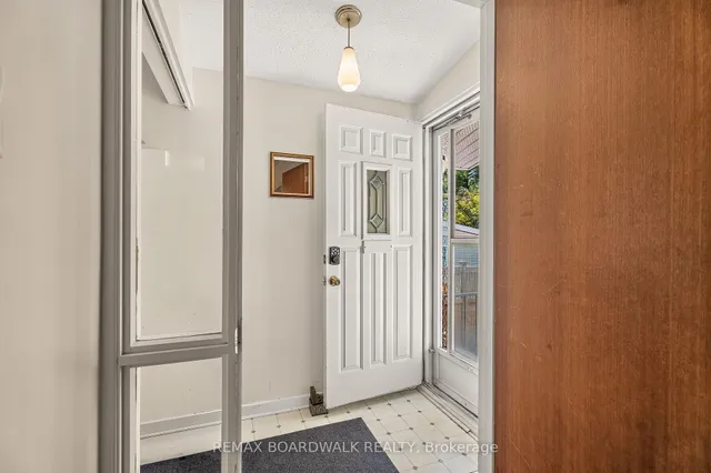 7 Charkay St, Ottawa 3