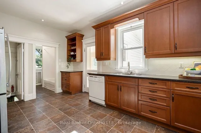87 Bond St, Kawartha Lakes 2