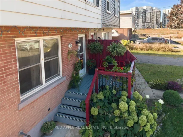 10 Armstrong Ave, Hamilton 4