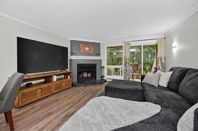 6812 Jeanne D'arc Blvd #A, Ottawa 4