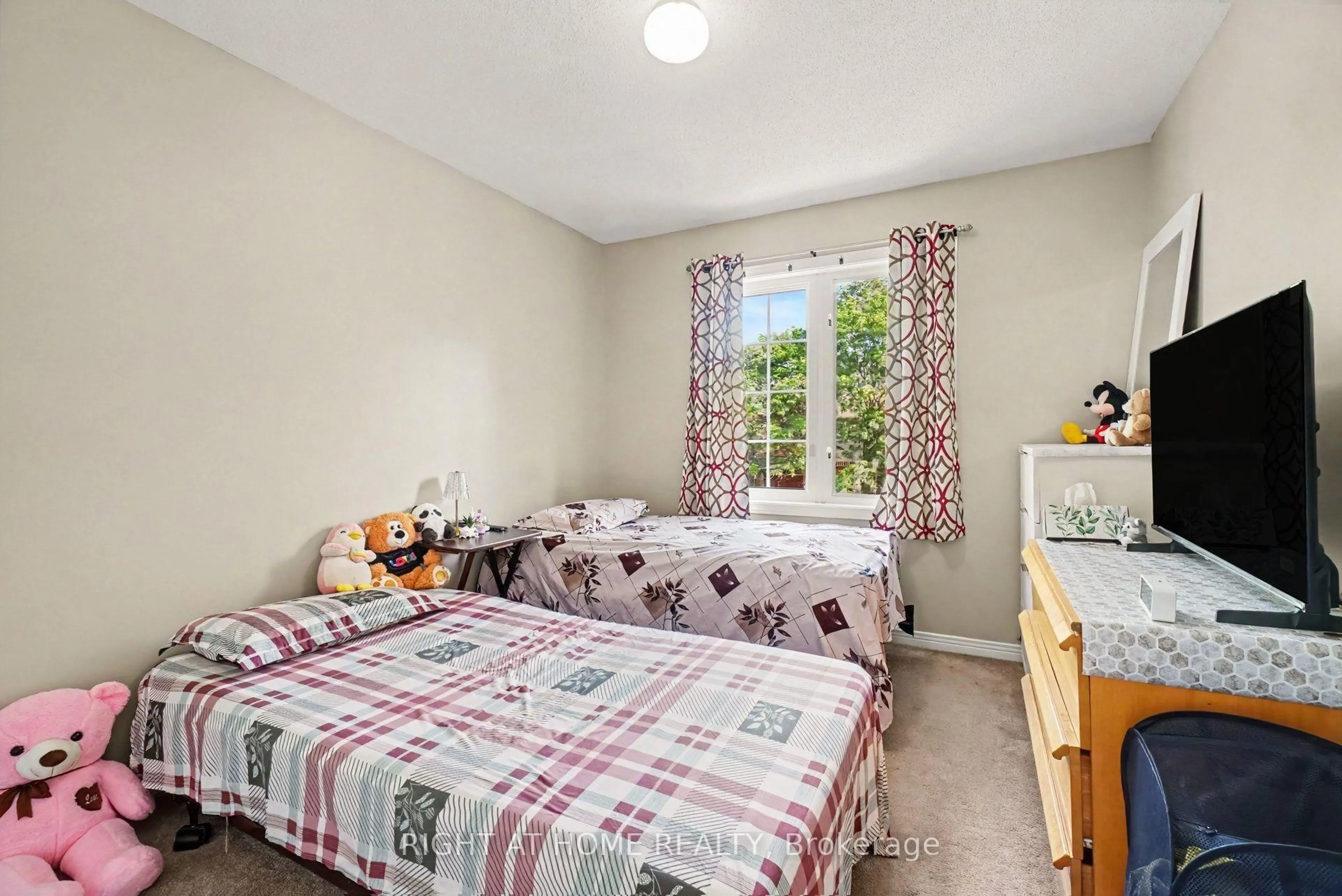 trreb/IMG-X13844128_00f0a7df-889a-49fa-b7d4-1036b01ec60d-l.jpg