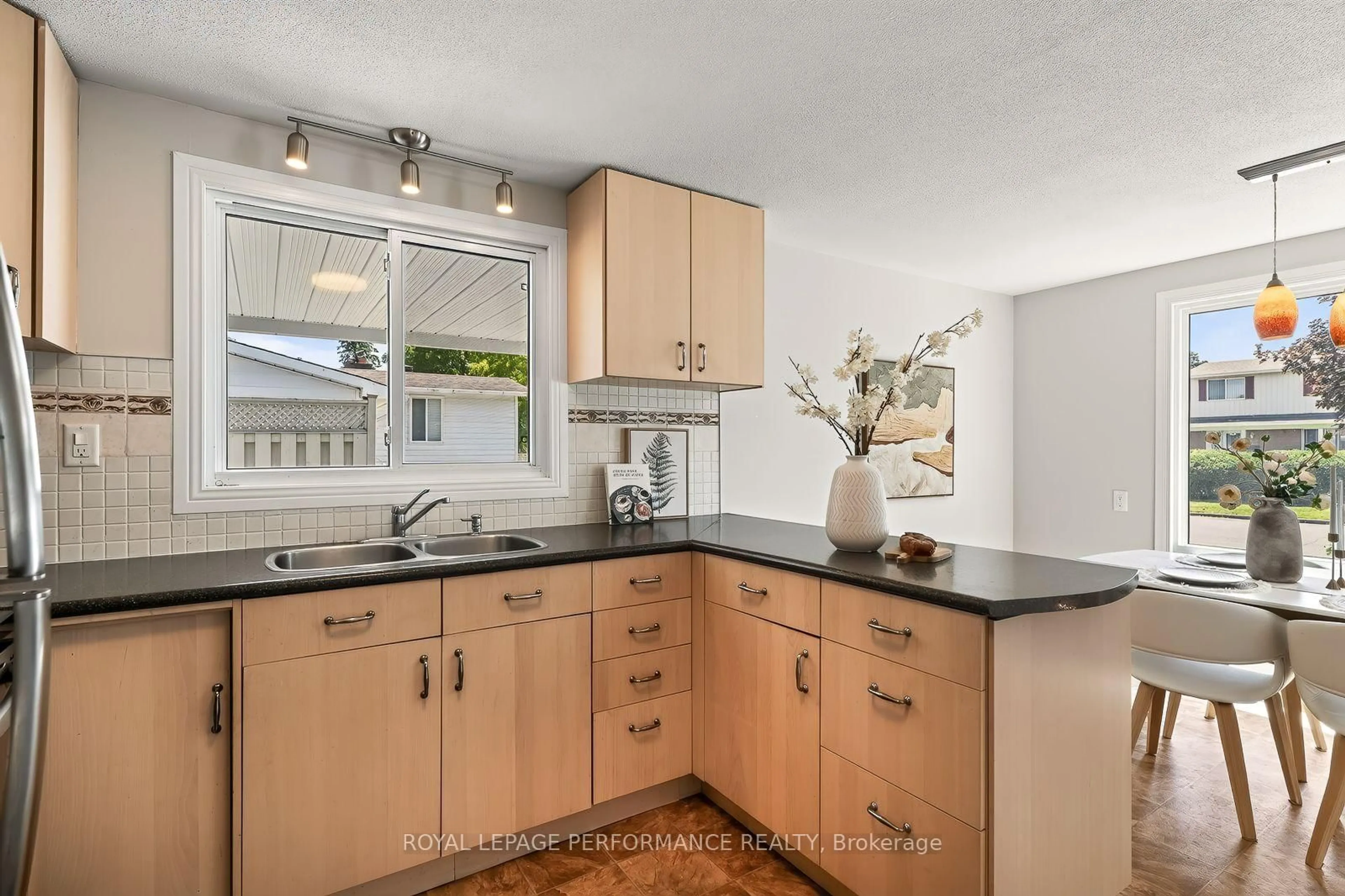 trreb/IMG-X13845672_2a0c8f31-a32b-4c9c-83bb-4d46076a0ec9-l.jpg