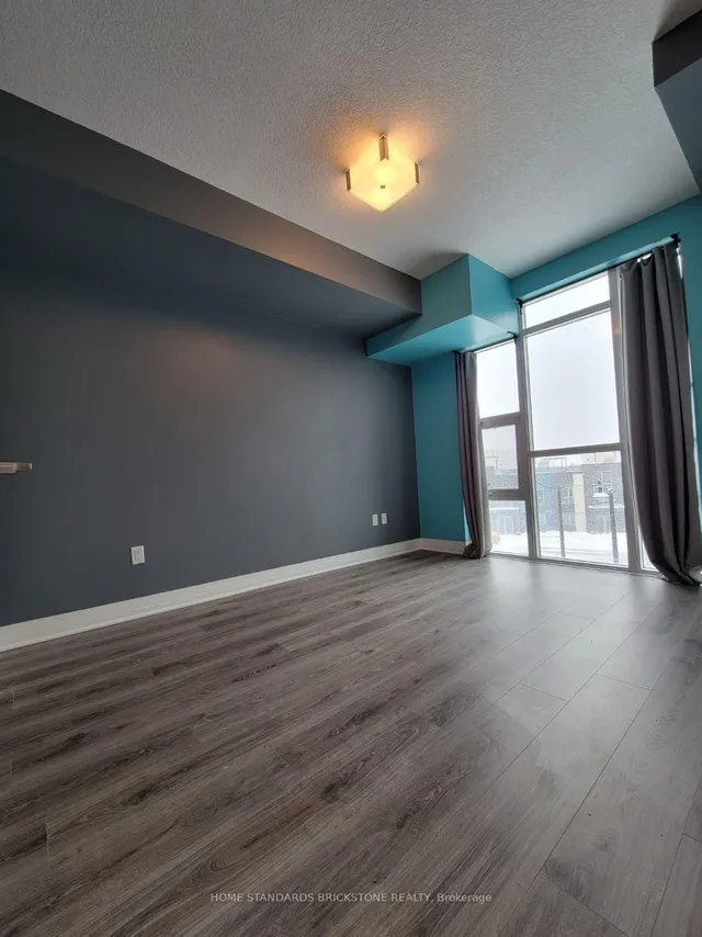 10 Concord Pl #323, Grimsby 4