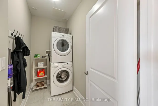 240 Villagewalk Blvd #1303, London North 4