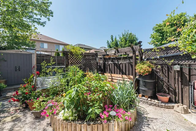 102 Willow Lane, Grimsby 3