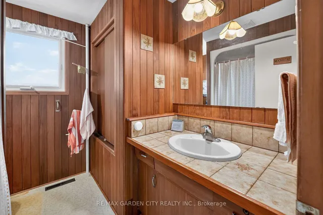 529 Carlton St, St. Catharines 5