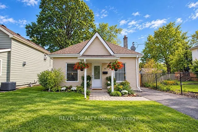 11 Stirton Ave, Brantford 1