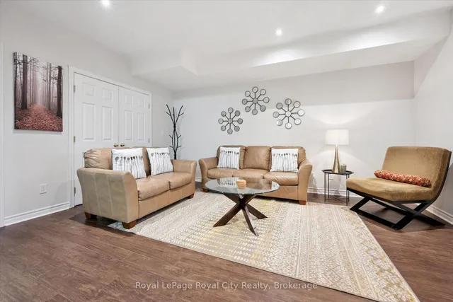 12 Glasgow St #6, Guelph 2