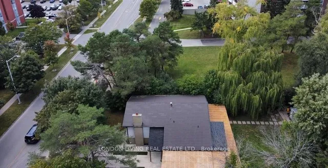 890 Viscount Rd, London South 3
