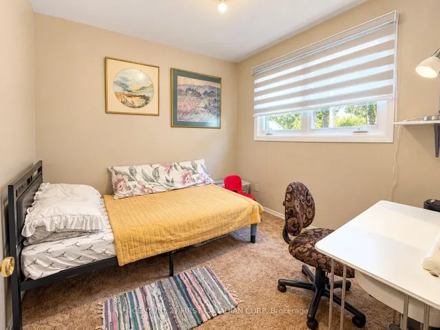 1976 Royal Cres, London East 5