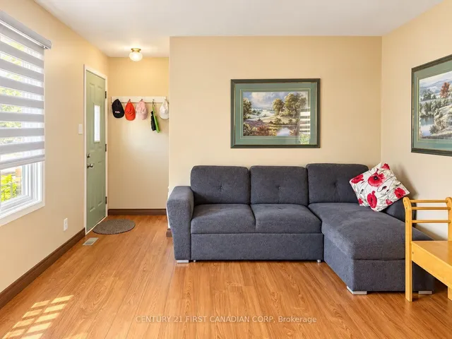 1976 Royal Cres, London East 3