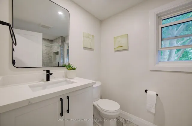 34 Moore Ave, Waterloo 4