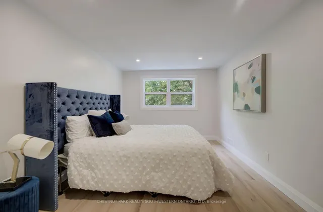 34 Moore Ave, Waterloo 3