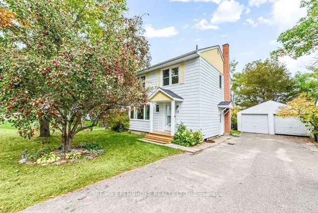 10 Laurier Ave, Deep River 2