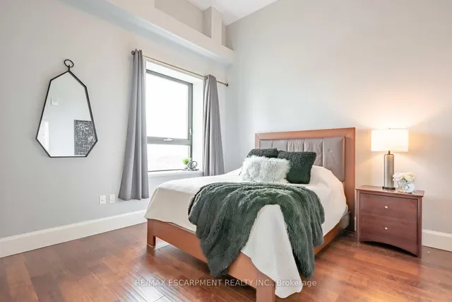 112 KING St #LPH01, Hamilton 2