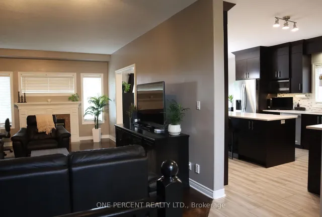 349 Winterberry Blvd, Thorold 3