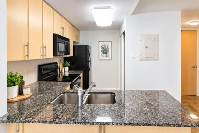 200 LETT St #302, Ottawa 4
