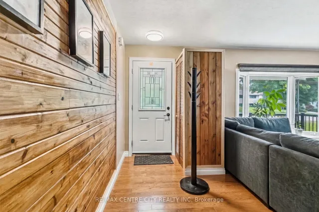 859 Dalkeith Cres, London North 2