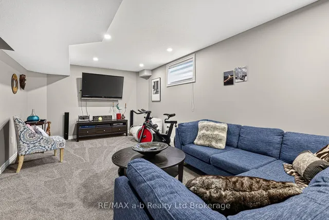 175 INGERSOLL St #9, Ingersoll 5