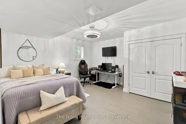 21611 Loyalist Pkwy, Prince Edward County 4