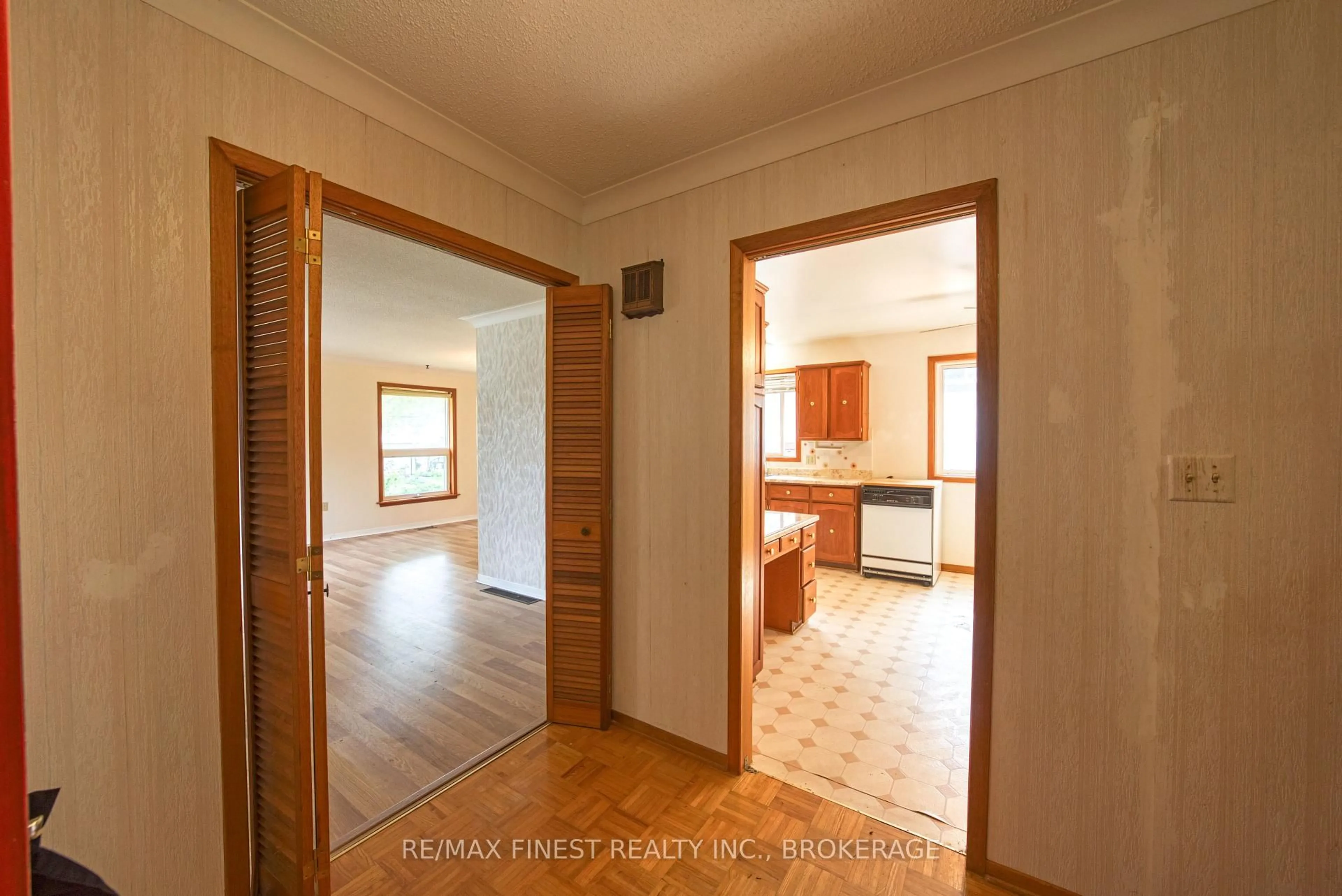 trreb/IMG-X13863880_0dc04fe3-e185-4ddc-b6af-bbf1e5d6cd67-l.jpg