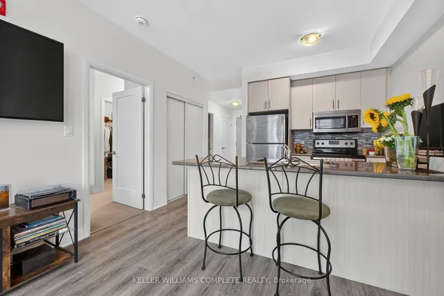 10 CONCORD Pl #411, Grimsby 2