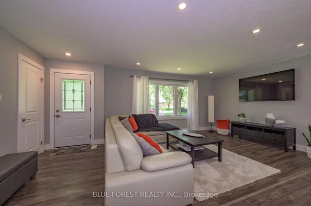966 Glenbanner Rd, London South 4