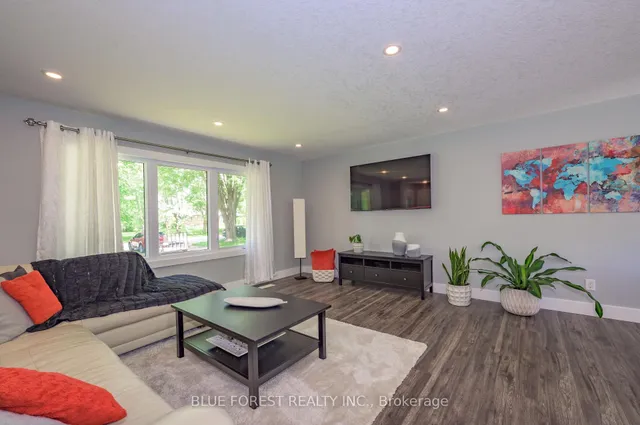 966 Glenbanner Rd, London South 5