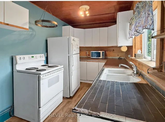 98 Swamp College Rd, Prince Edward County 2