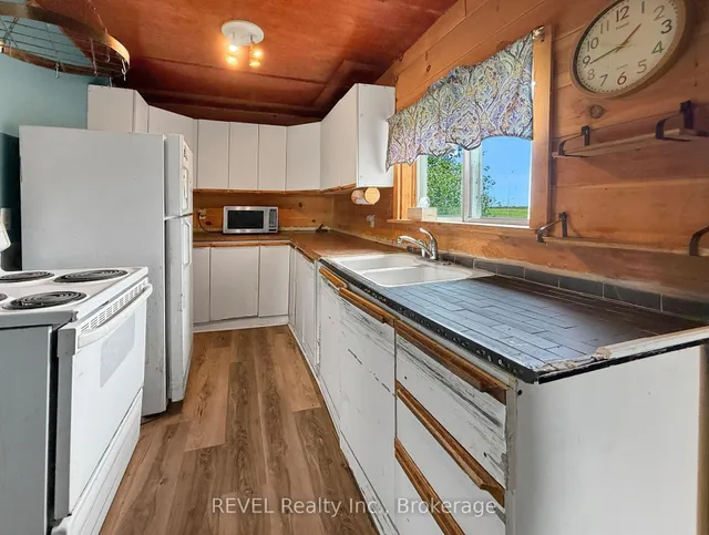 98 Swamp College Rd, Prince Edward County 3