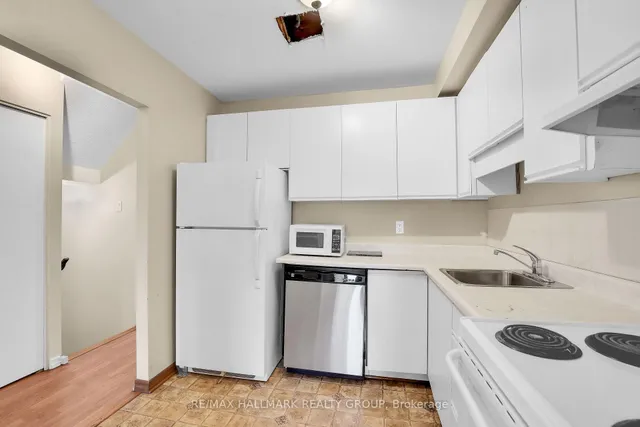 924 Dynes Rd, Ottawa 4