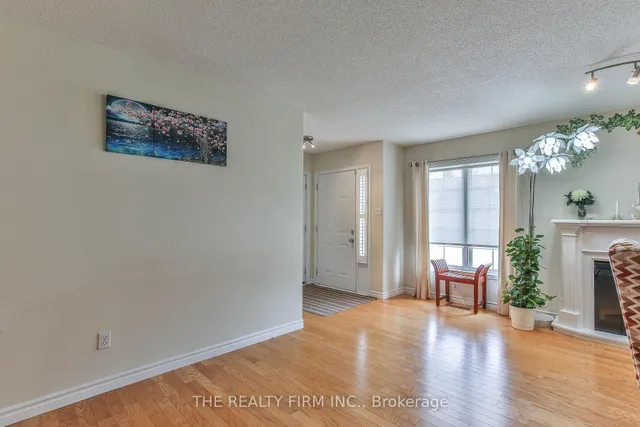 100 Stroud Cres #11, London South 5