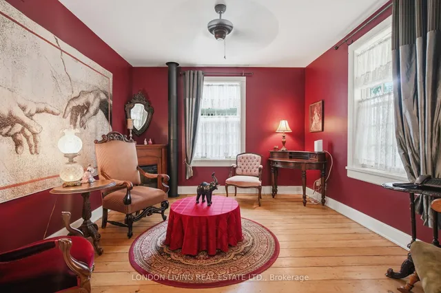24 Centre St, St. Thomas 4