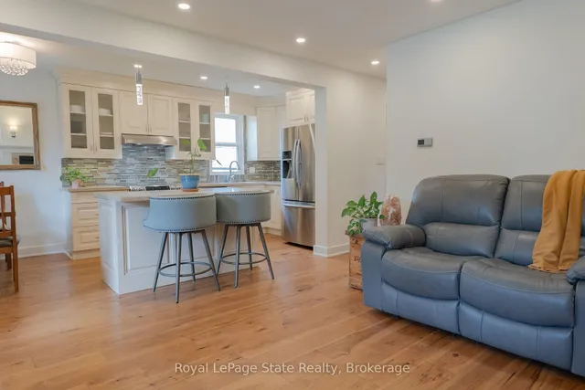 8 Cameron Ave, Hamilton 4