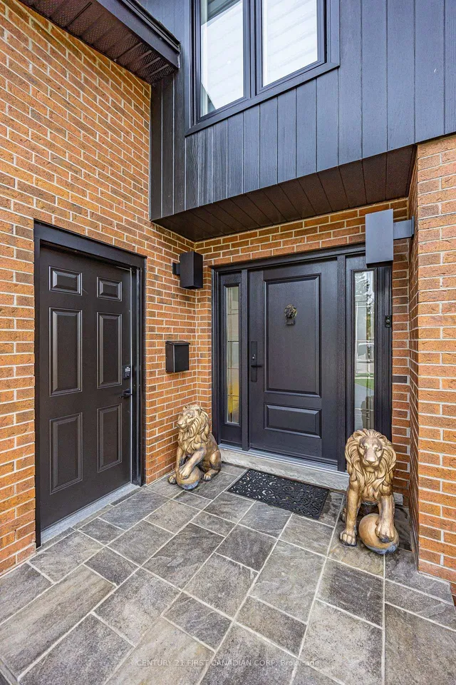 28 Lindbrook Crt, London North 2