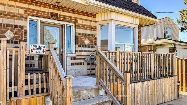 548 Beach Rd, Hamilton 4