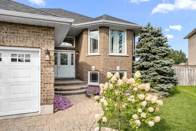 18 Matthews Crt, Peterborough 1