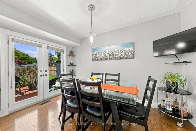 96 Tweed Cres, London North 2