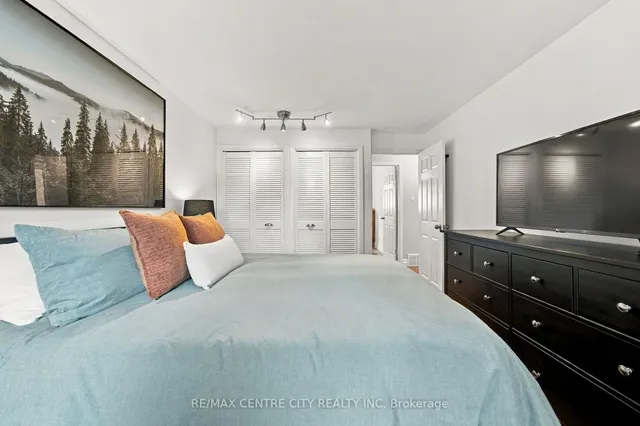 96 Tweed Cres, London North 3