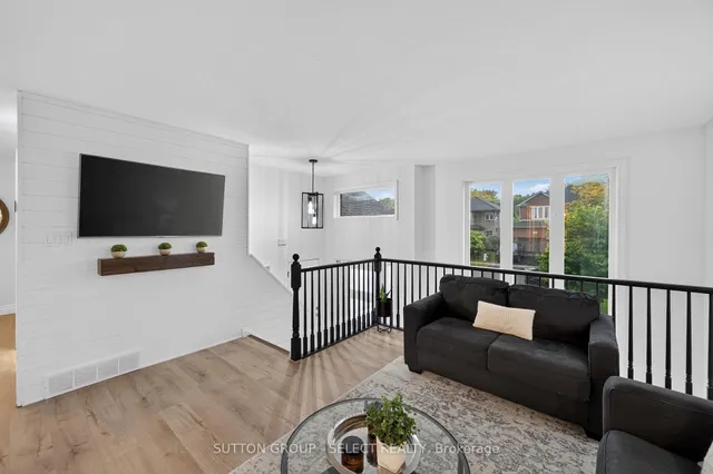 1801 Seymour Cres, London North 5