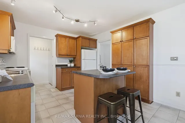 159 Estella Crt, London South 3