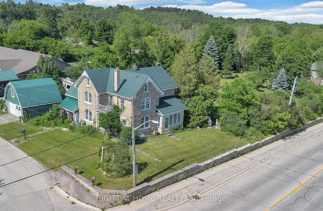 402 Lambton St, West Grey 2