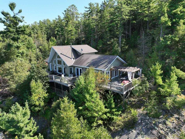 1222 South Ridge Road, The North Shore 2