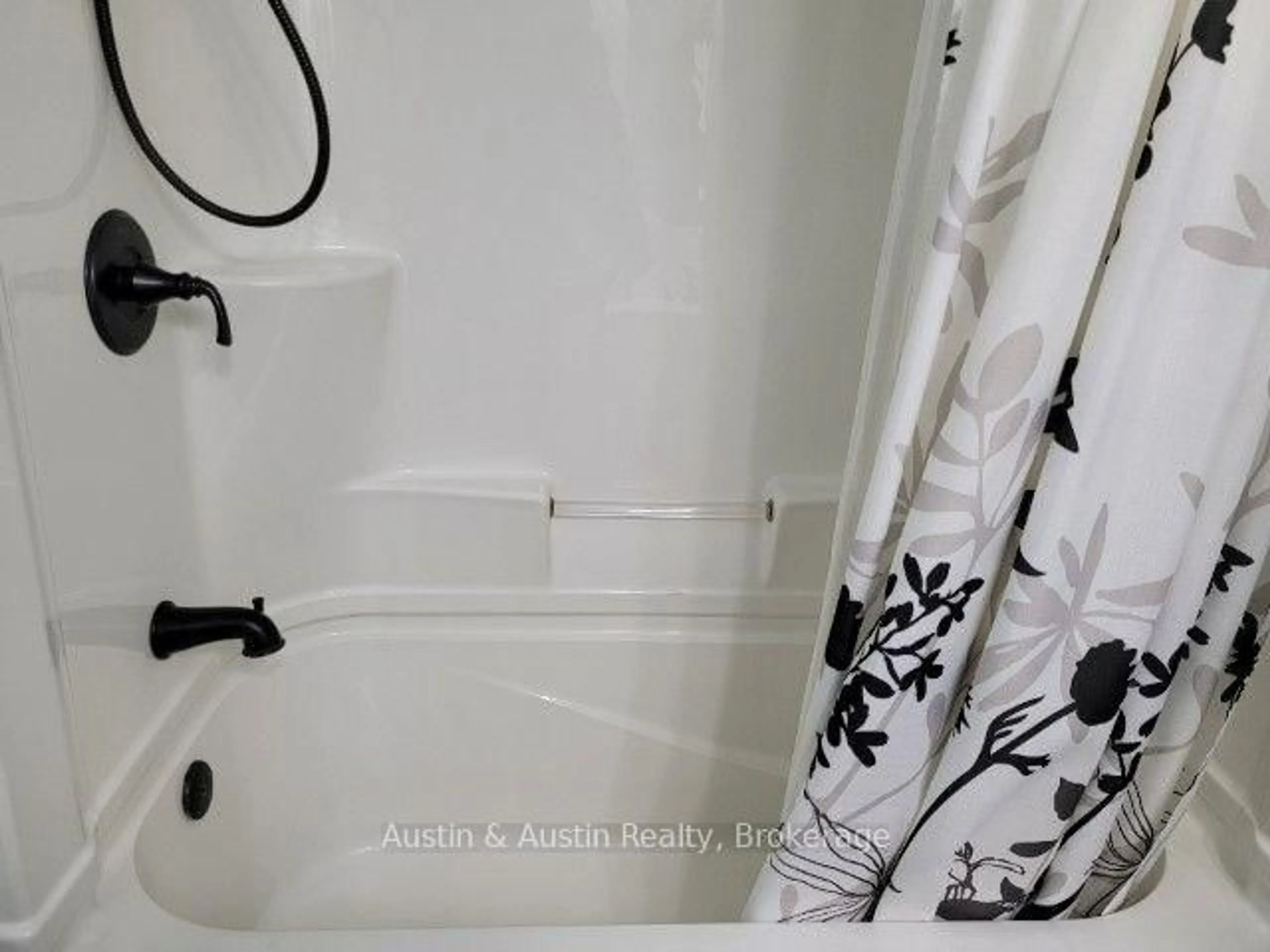 trreb/IMG-X14026882_4c2b549a-ee2d-4319-a44b-0c9904f41fd3-l.jpg