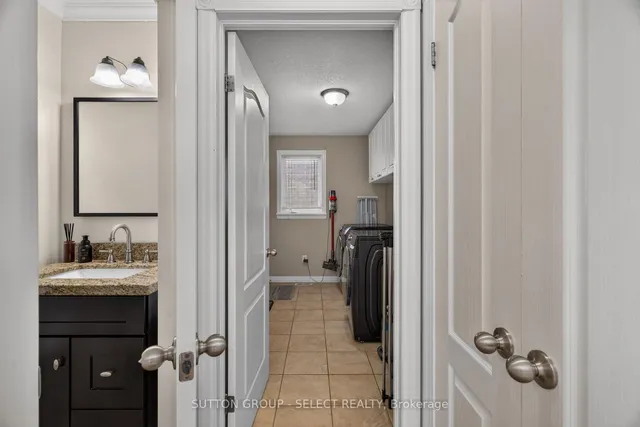 121 Tanoak Dr, London North 5