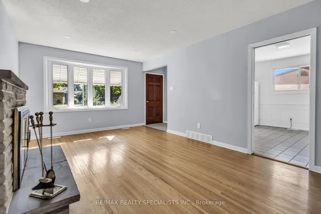 27 TOULON Cres, London East 5