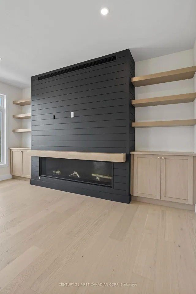 1610 Upper West Ave, London South 2