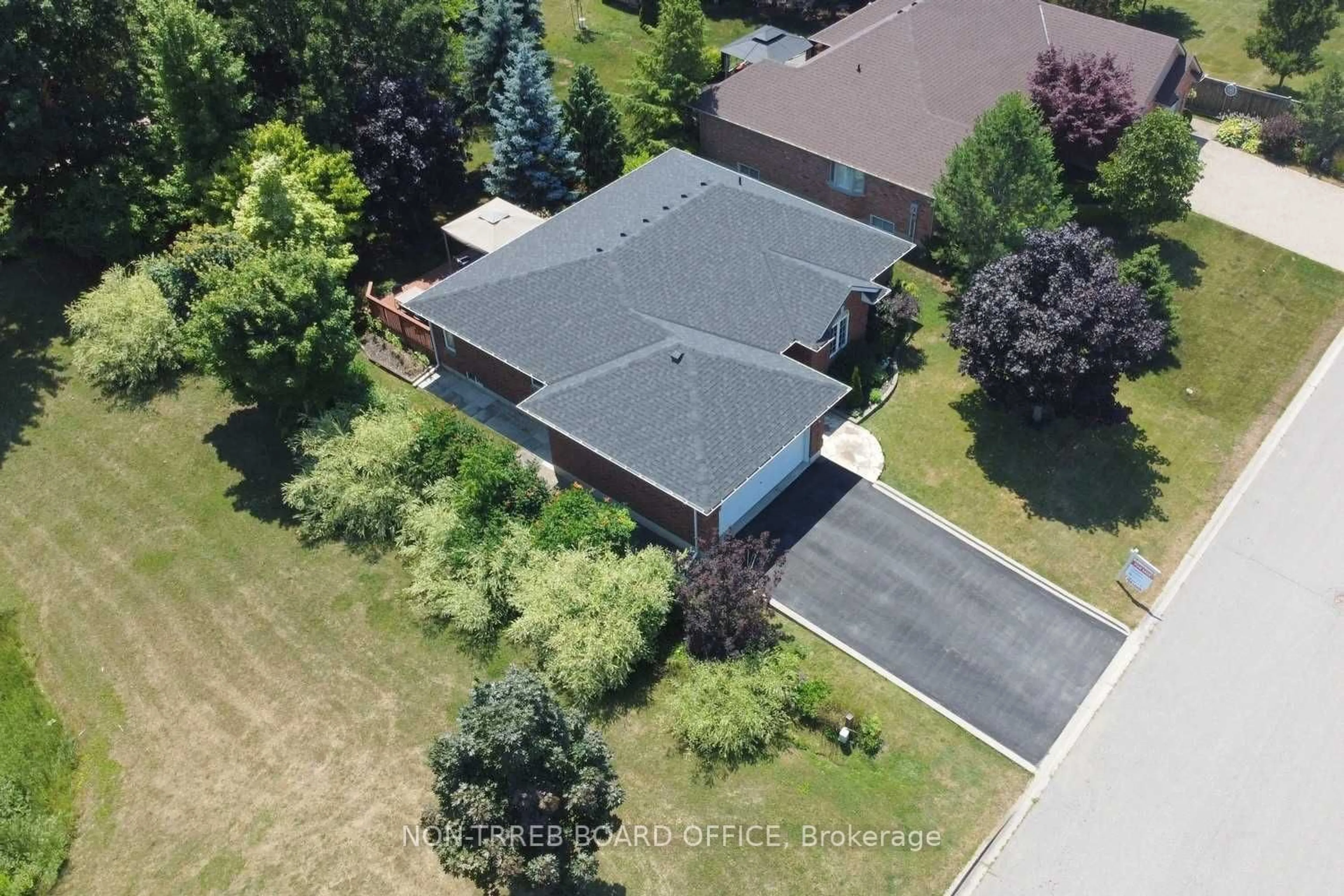 A pic from outside/outdoor area/front of a property/back of a property/a pic from drone, street for 52 Pine Ridge Cres, Norfolk Ontario N0A 1N3