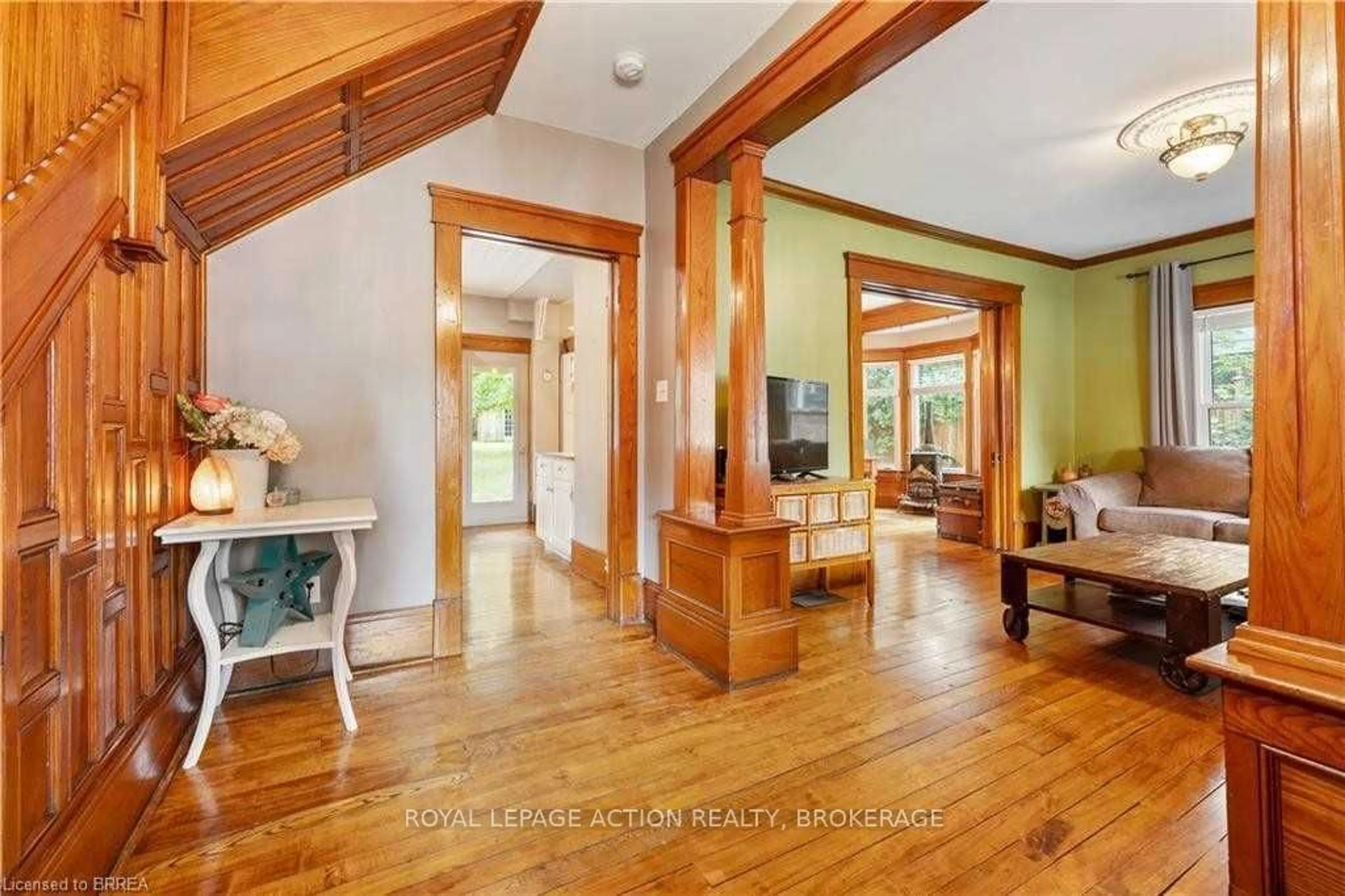 Indoor foyer for 103 St James St, Norfolk Ontario N0E 1Y0