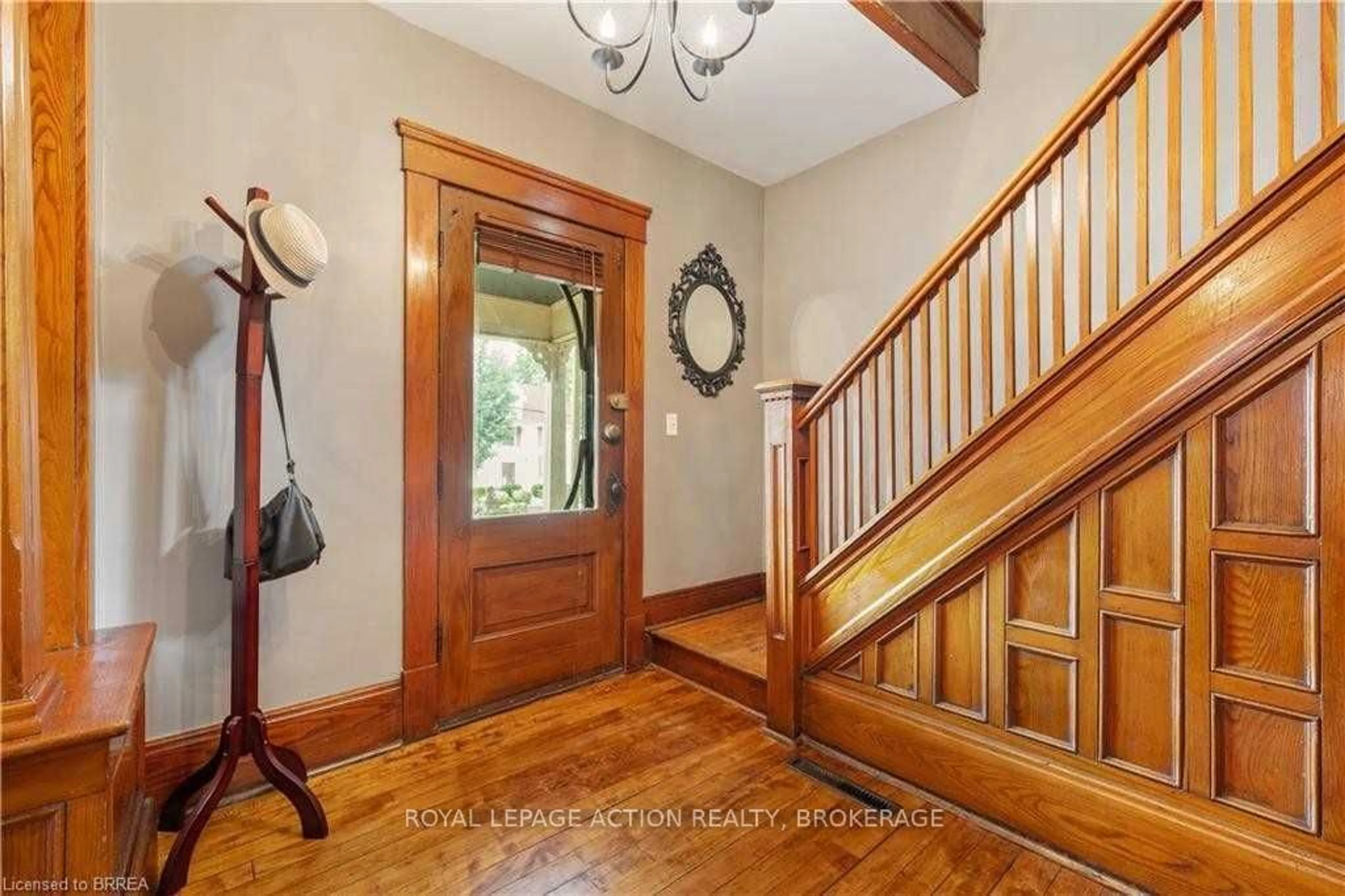 Indoor foyer for 103 St James St, Norfolk Ontario N0E 1Y0